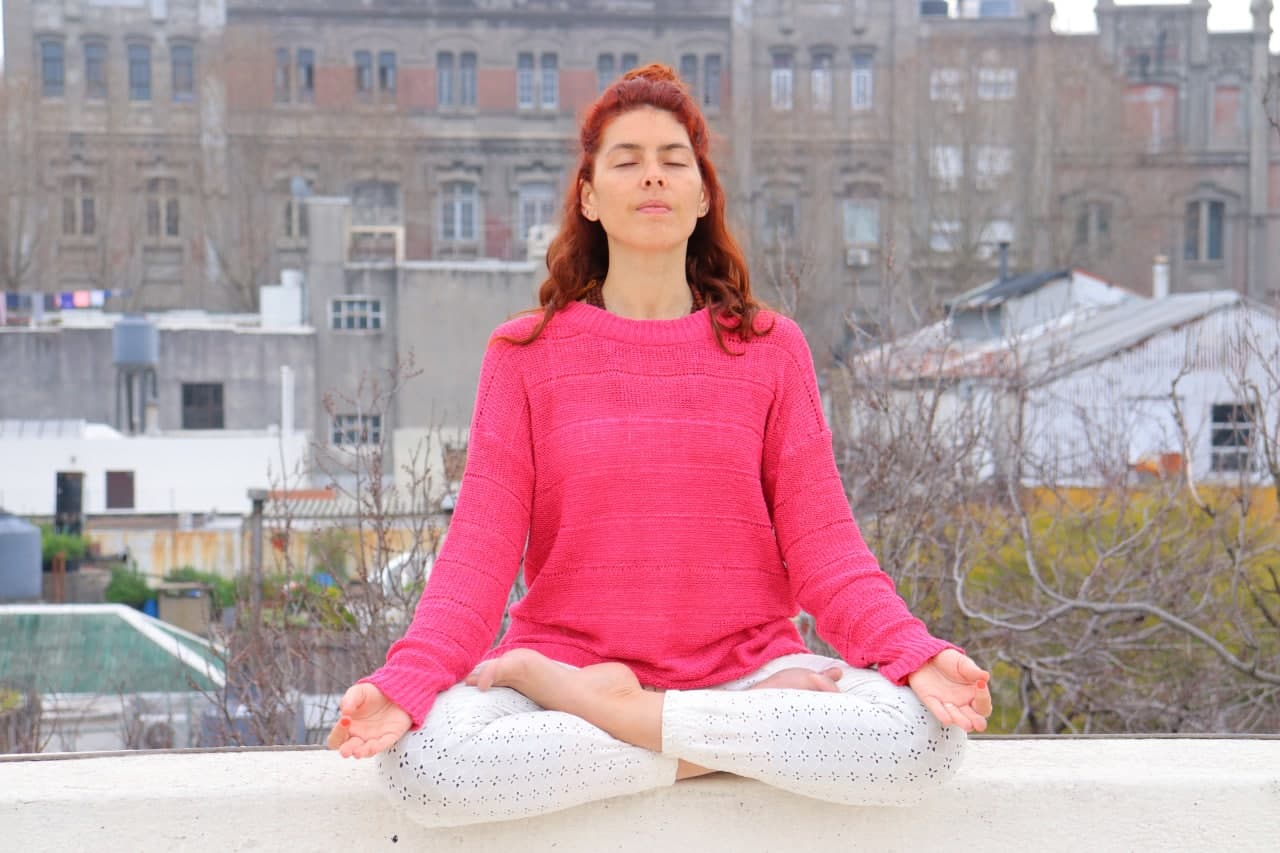 Camila practicando yoga